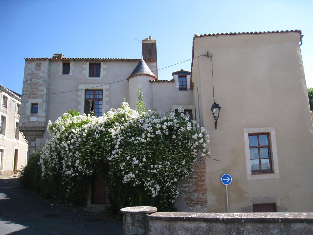 Bed and Breakfast Le Logis Des Tourelles Beaupréau Exterior foto