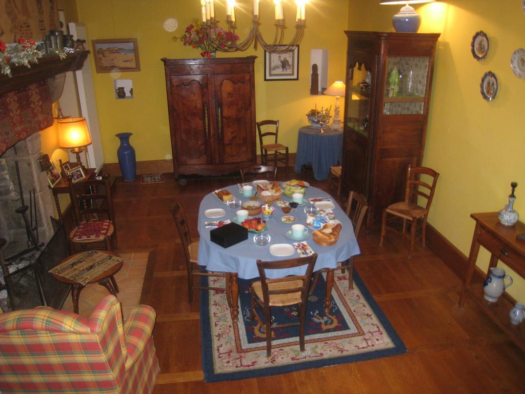 Bed and Breakfast Le Logis Des Tourelles Beaupréau Exterior foto